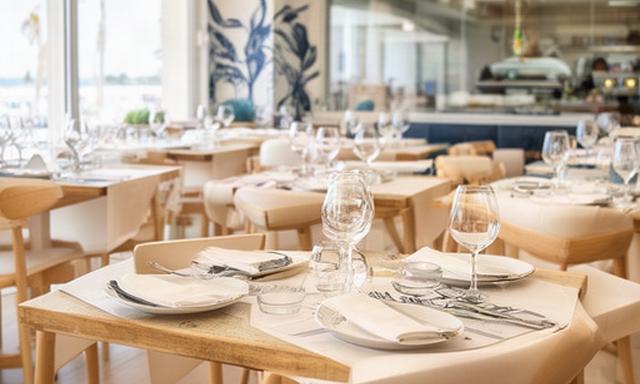 Comedor luminoso del Restaurante La Caleta en Benidorm con mesas preparadas