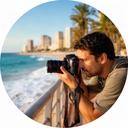 Fotoperiodista preparando una cámara frente al paseo marítimo de Benidorm